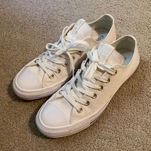 Cream Converse sneakers w/gold eyelets